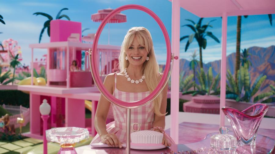 Margot Robbie em cena de "Barbie" (2023)