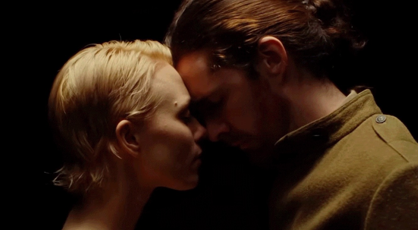 Hozier e Ivanna Sakhno no videoclipe "Eat Your Young"