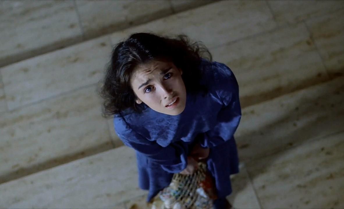 Anna conversa com um crucifixo sobre sua cabeça | Cena do filme "Possession" (1981)