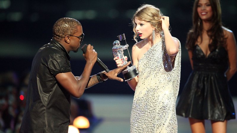 Taylor Swift e Kanye West durante VMA de 2009