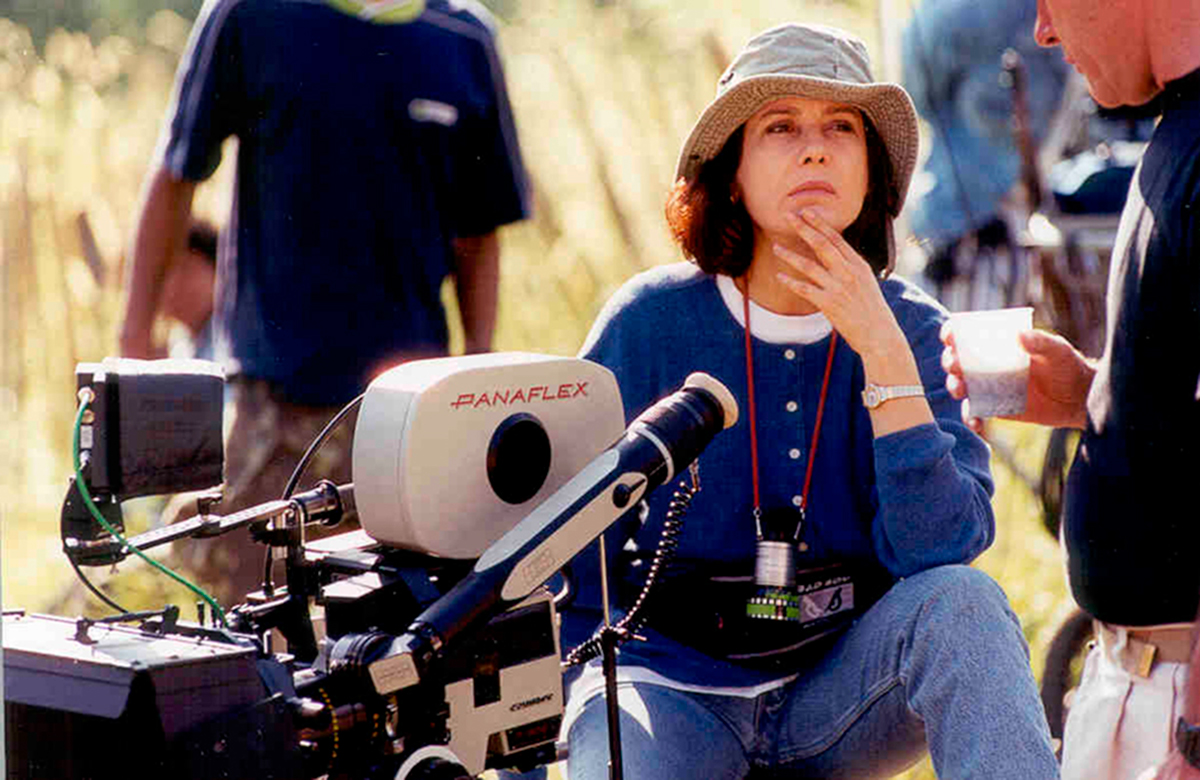 A diretora Ana Carolina em set de filmagem.