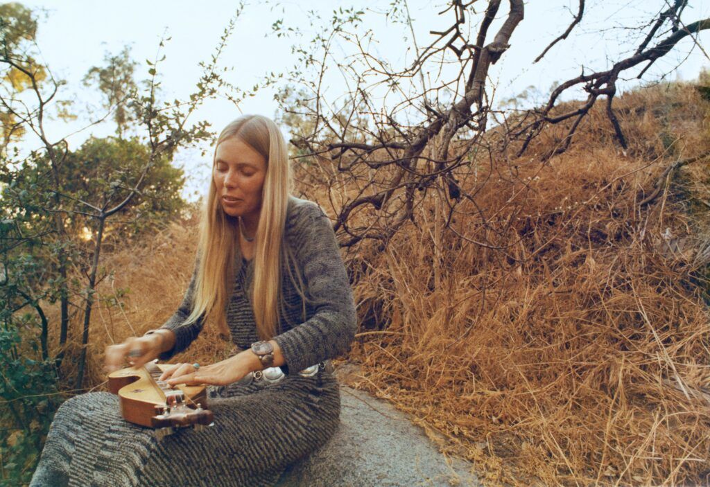 Joni Mitchell em Laurel Canyon, em 1970. Foto por Joel Bernstein.