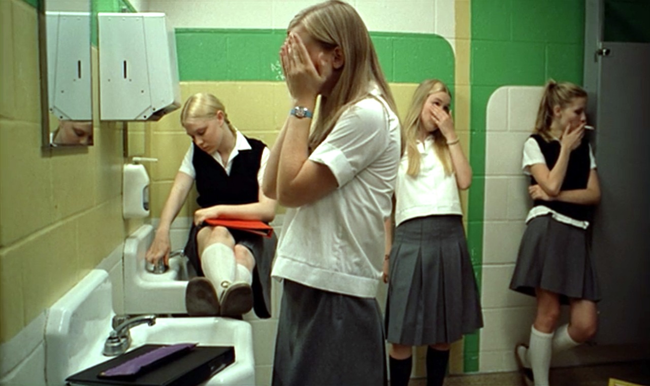 As irmãs Lisbon no banheiro da escola em As Virgens Suicidas