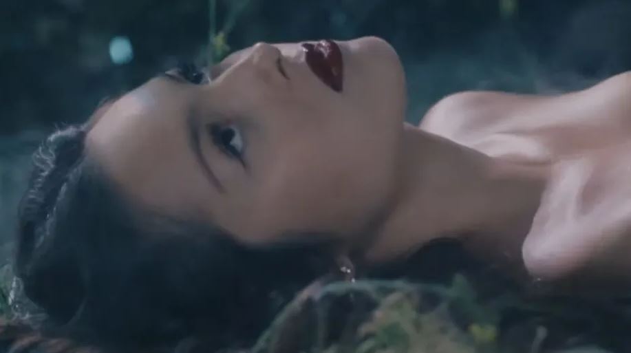 Imagem do clipe da canção "vampire", de Olivia Rodrigo.