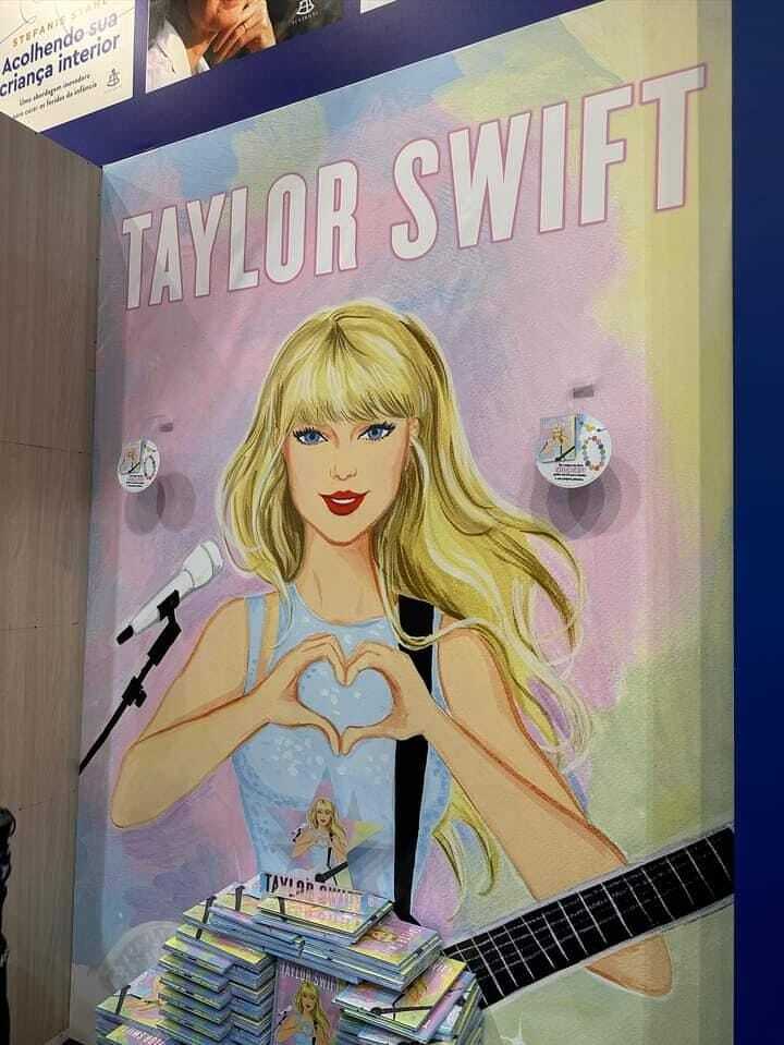 Pôster de livro sobre Taylor Swift durante a Bienal do Livro do Rio de Janeiro 2023.