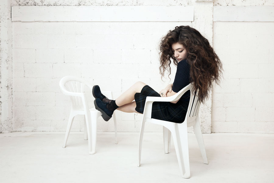 Lorde em fotografia para o álbum Pure Heroine (Créditos: Charles Howells)