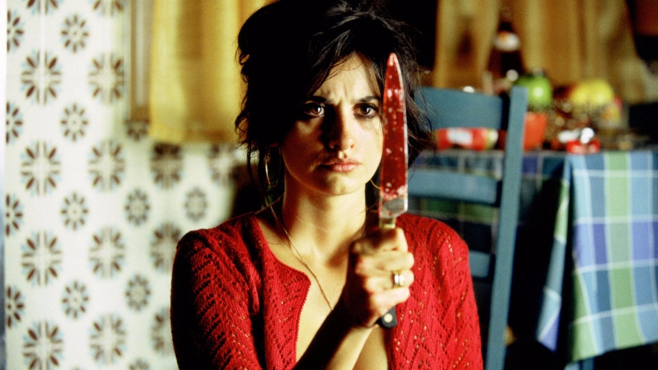 Penélope Cruz segura uma faca ensanguentada em cena do filme Volver, de 2006. 