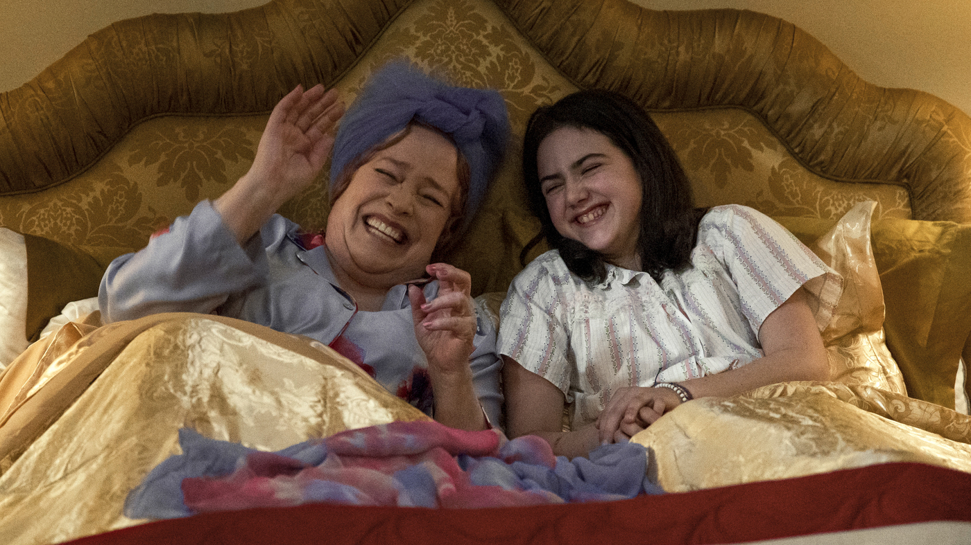Margaret e a avó Sylvia (Kathy Bates) se relacionam de maneira encantadora durante o filme "Crescendo Juntas"
