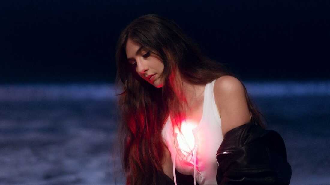 Weyes Blood em photoshoot de "Weyes Blood And in the Darkness, Hearts Aglow"