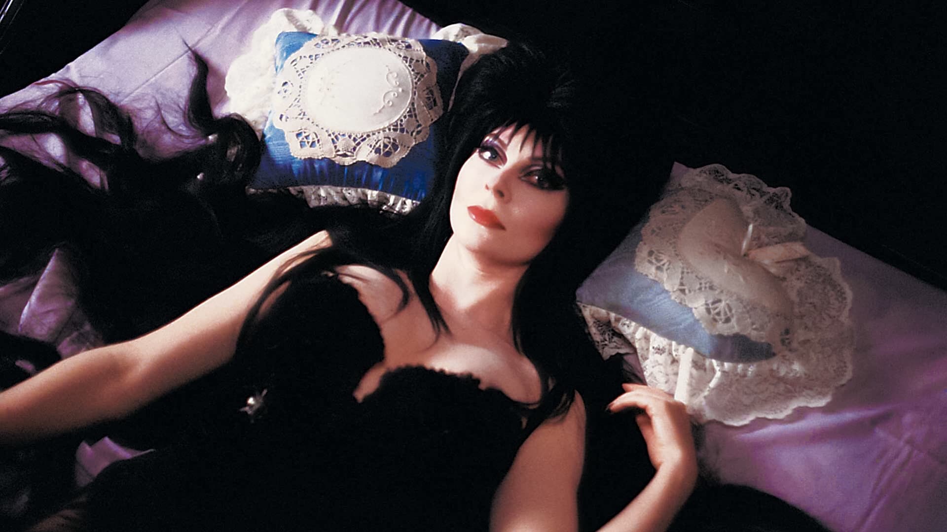 Cena do filme Elvira: A Rainha das Trevas
