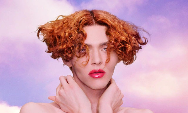 Sophie no videoclipe de It's Okay To Cry - Artistas trans geniais da música alternativa