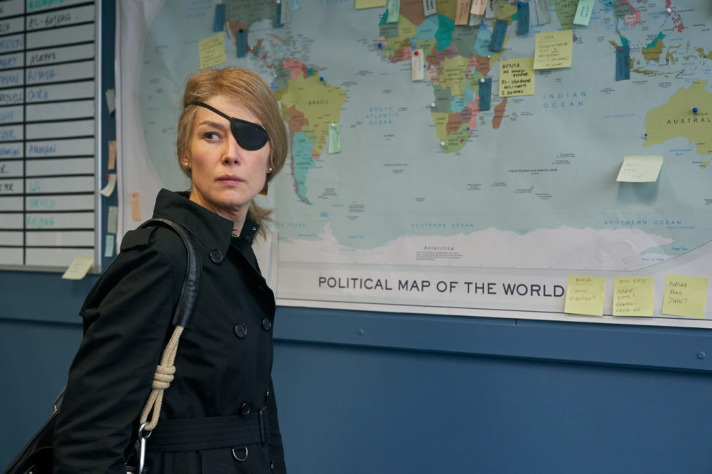 Marie Colvin (Rosamund Pike) foi uma repórter de guerra que perdeu um olho no exercício da profissão.