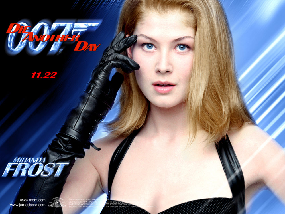 Rosamund Pike como Miranda Frost em imagem promocional do filme "007 - Um Novo Dia Para Morrer"