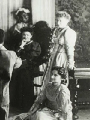 Frame do filme com destaque para a babá, ao fundo