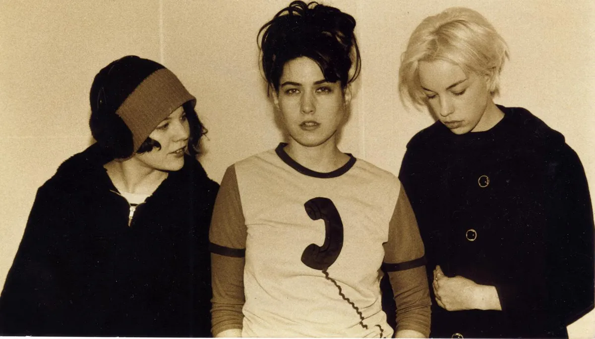 Bikini Kill nos anos 90: Tobi Vail, Kathleen Hanna e Kathi Wilcox
