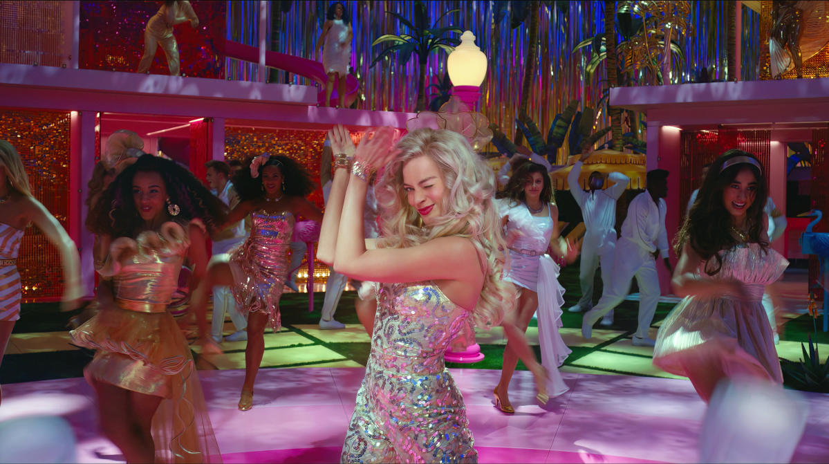 Barbie (Margot Robbie) na pista de dança no início do filme