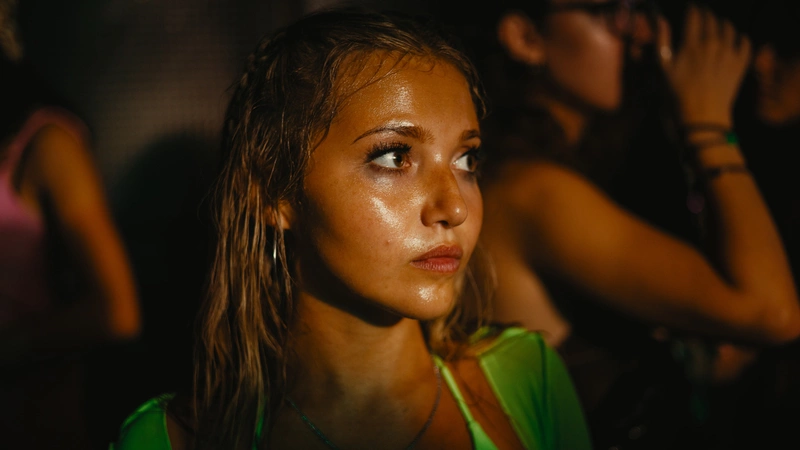 O sofrimento silencioso de Tara é pungente durante diversas cenas - cena do filme "How to have Sex"