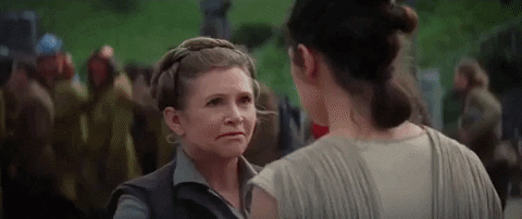 Carrie Fisher interpretando Leia e Daisy Ridley interpretando Rey em Star Wars: O Despertar da Força