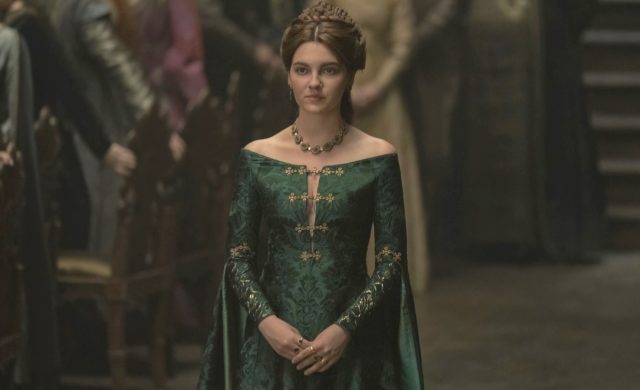 Emily Carey como Alicent Hightower vestida de verde durante o casamento de Rhaenyra Targaryen