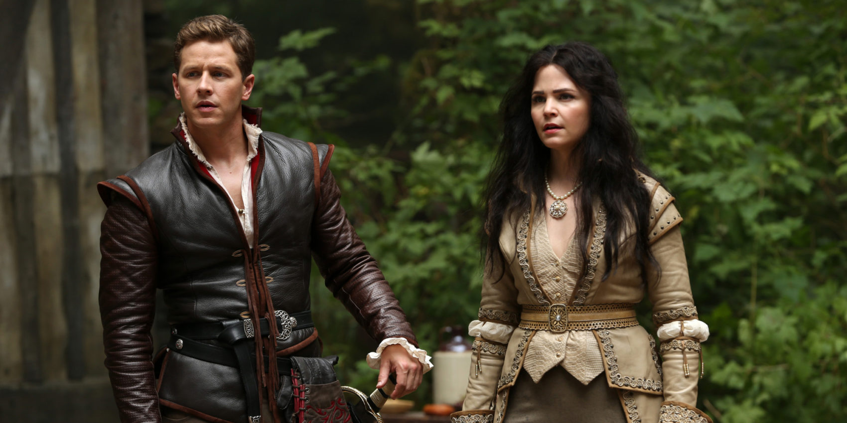 Cena da série 'Once Upon a Time' com personagens em traje medieval, em uma floresta, representando uma cena de aventura e fantasia.