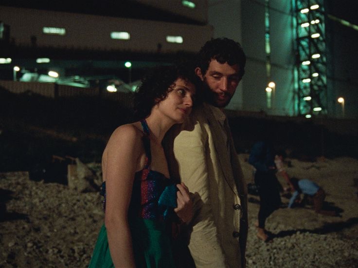 Carol Duarte e Josh O'Connor em La Chimera (2023)