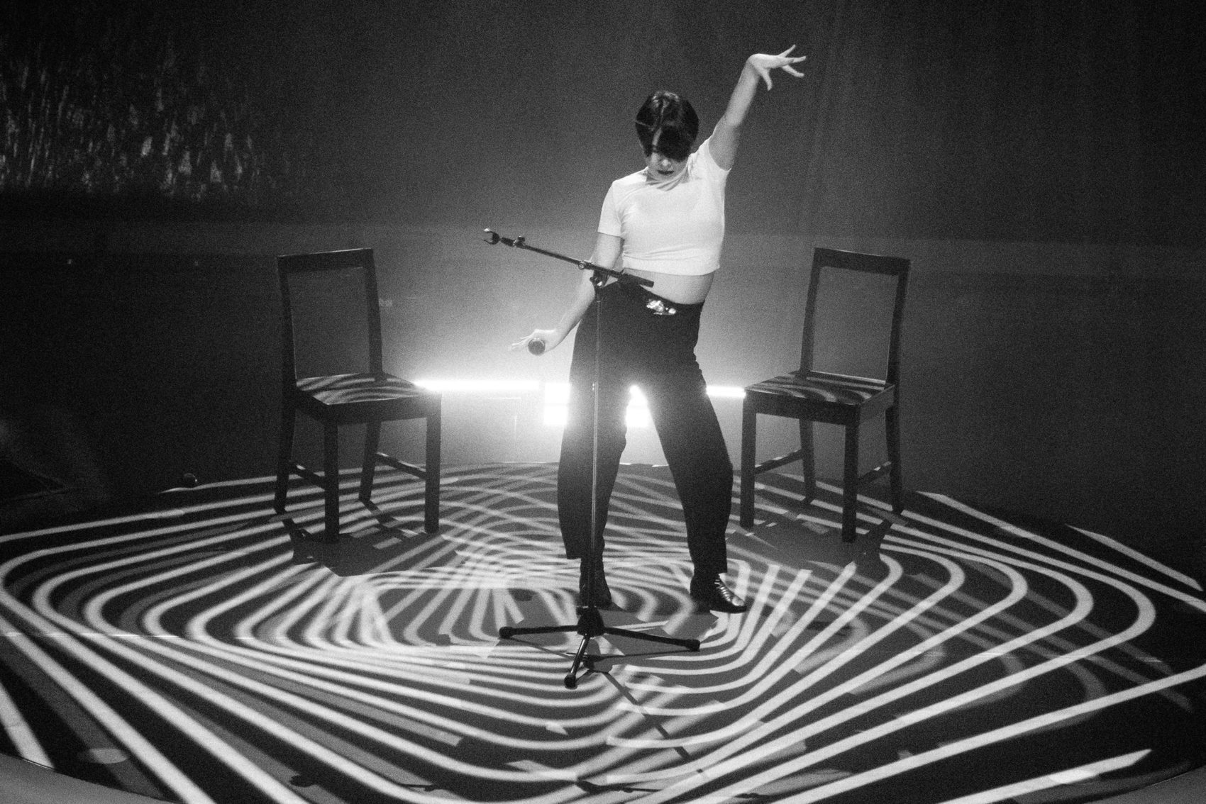 Mitski durante um dos concertos da tour The Land