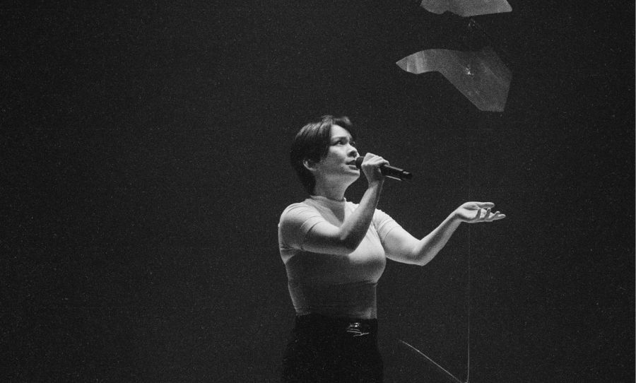 Mitski em um dos concertos da tour The Land 