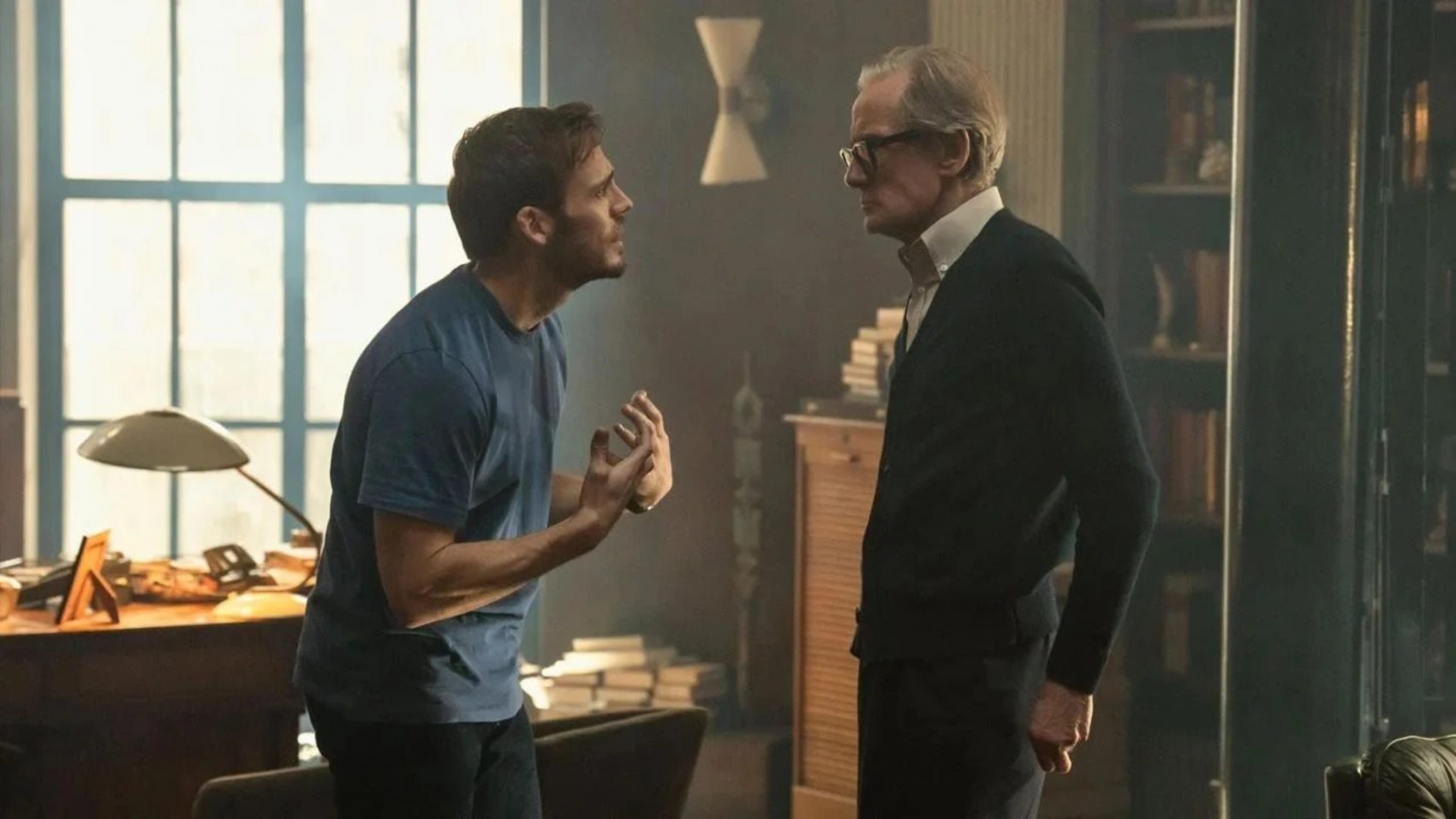 Joel (Sam Claflin) e Jonathan (Bill Nighy) em Lázaro (2025) |