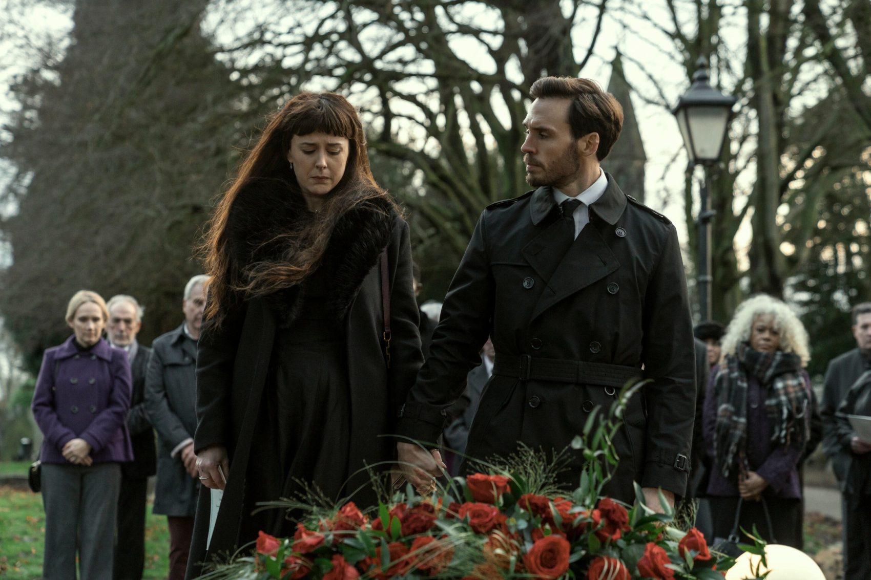 Joel (Sam Claflin) e Jenna (Alexandra Roach) em Lázaro (2025)