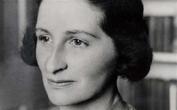 Retrato em preto e branco de uma mulher jovem (Vera Brittain) com cabelo escuro e expressiva.