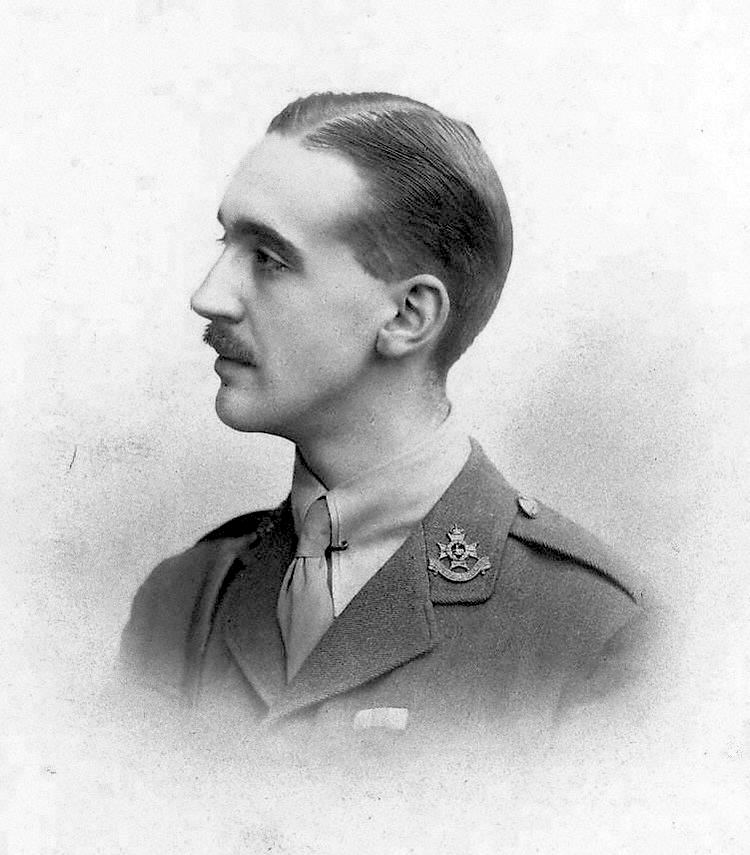 Retrato de um homem em perfil, vestindo uniforme militar antigo, com cabelo arrumado para trás, expressão séria, em foto preto e branco.