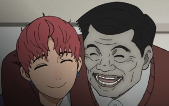 Imagem de dois personagens de anime sorrindo, com expressão feliz e divertida. Fundo simples e foco nos rostos expressivos.