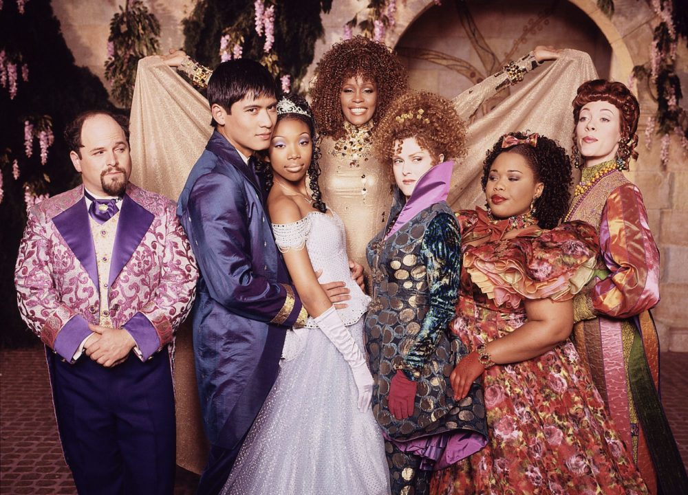 Cena do filme "Cinderela", com personagens carismáticos e cenário mágico, destacando a magia e diversidade da obra.