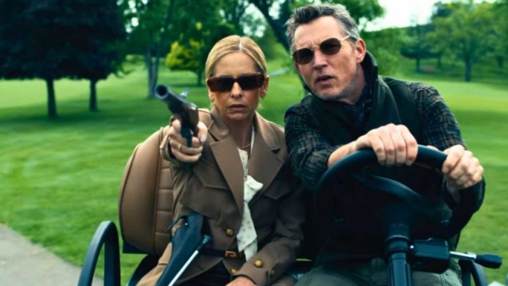 Casal em carrinho com arma
